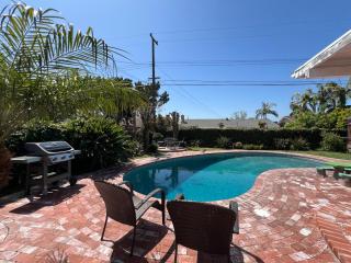 Anaheim California, Beautiful Pool Home, Short Walk to Disney - 6