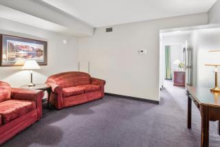 Second Floor East Standard Suite - North East - 9