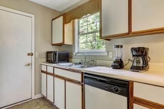 Laurelwood Group Escape with Pool & Fenced Yard - 2