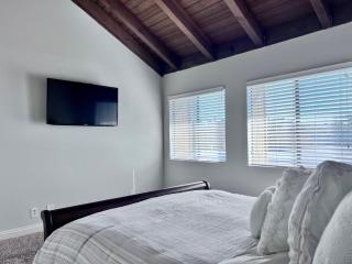 Luxurious 2 Bedroom Condo Shortest Walk To Disney - Anaheim - 6