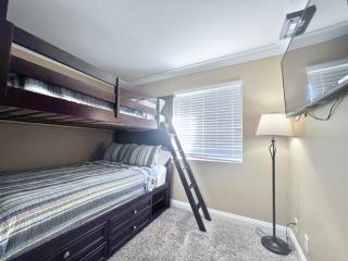 Luxurious 2 Bedroom Condo Shortest Walk To Disney - Anaheim - 4