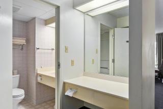 Spectacular Top Floor Deluxe Suite with Beautiful View & More! - North East - 5