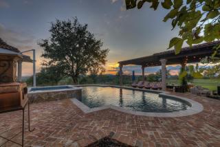 Luxurious Watershaus Ranch - Pool and Hot Tub, Fireplaces, Stunning Views! - Fredericksburg - 4
