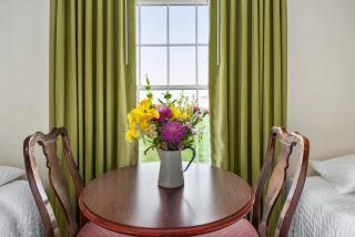Spectacular Top Floor Deluxe Suite with Beautiful View & More! - North East - 2