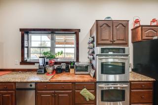 Pet-Friendly Lingle Ranch with Deck on 60 Acres! - - 3