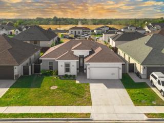 New Lux Modern 3BR Home Pool and Heated Spa Mini Golf - Edinburg - 4