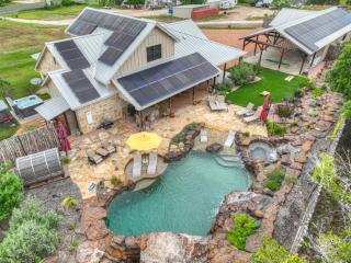 West End Luxury Retreat with Resort Style Pool and Hot Tub! - Fredericksburg - 9