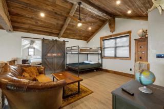 West End Luxury Retreat with Resort Style Pool and Hot Tub! - Fredericksburg - 4