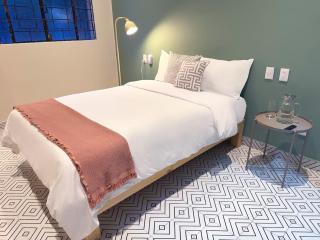 Americana Stay steps from Chapultepec cozy private bedroom - Guadalajara - 0