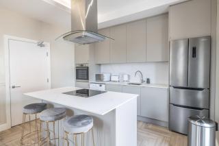 Luxury City Centre Apartment With Large Balcony Perfect For Couples & Businesses With Free Gym By The Pocklington - The Golden Mile Suite - 6