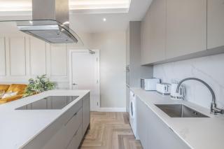 Luxury City Centre Apartment With Large Balcony Perfect For Couples & Businesses With Free Gym By The Pocklington - The Golden Mile Suite - Leicester - 3