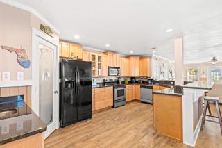 Just Beachy – 3BR Dog-Friendly Townhouse Near Beaches & Attractions! - 3