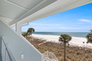 3BR, 3BA beachfront townhome! Sleeps 11! Ocean view! Steps to the beach! - 6