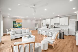 Spacious and Stylish 4-Bed, 45-Bath Home with Stunning Golf Views - 8