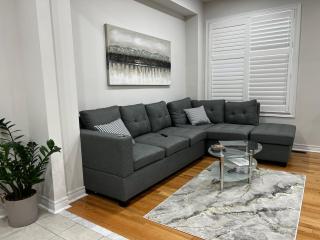 Four Bedroom Spacious House with Parking in Milton, Ontario - Milton - 0