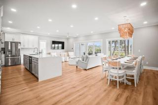 Spacious and Stylish 4-Bed, 45-Bath Home with Stunning Golf Views - 1