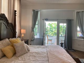 Hilo Bay Oceanfront Bed and Breakfast - 8