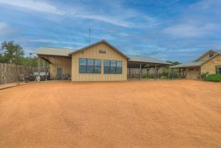 West End Nest with Hot Tub! - Fredericksburg - 9
