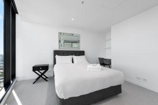 Huge Sub-Penthouse with Stunning Views, Pool plus Parking - Brisbane - 2