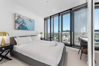 Huge Sub-Penthouse with Stunning Views, Pool plus Parking - 7