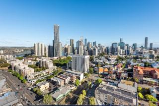 Huge Sub-Penthouse with Stunning Views, Pool plus Parking - Brisbane - 6