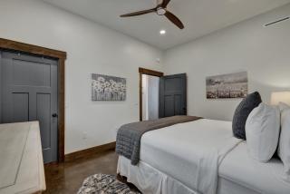 West End Nest with Hot Tub! - Fredericksburg - 5