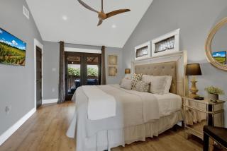 Alcove: Steps to Main St-High End Home w/Hot-tub! - Fredericksburg - 9