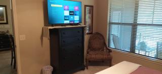 10 miles to Disney World, 2 pools, fitness room, WiFi, balcony, washer, dryer, kitchen - 5