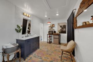 Poplar Place-Q with Hot tub and Firepit - 5 min to Main - Fredericksburg - 2