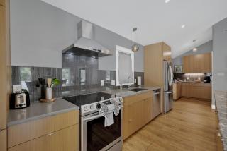 Alcove: Steps to Main St-High End Home w/Hot-tub! - Fredericksburg - 1