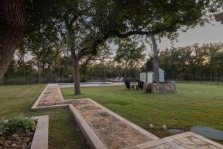 Upscale Home with Pool and FirePit - Close to Mercer St! - Dripping Springs - 9