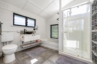 Charming Queenslander Retreat in Mundingburra - Rosslea - 9