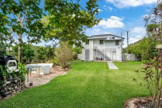 Charming Queenslander Retreat in Mundingburra - 4