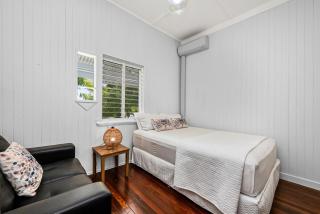 Charming Queenslander Retreat in Mundingburra - Rosslea - 3