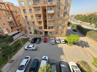 The apartment overlooks a main street view - ‘Ezbet `Abd el-Ḥamîd - 1