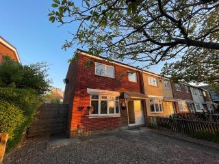 Spacious 3-Bed Home with Free Off-Street Parking Near Newcastle - East Howdon - 2