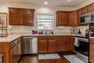New Pecan Hide Out is a Rustic Home with Fire Pit and Tree House - Brenham - 2