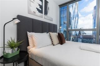 2BR Family Home next to SkyBus with Pool Sauna Gym - Melbourne - 3