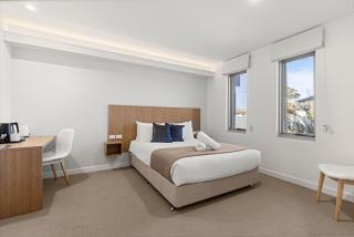 Modern 2 Bed Apartment - 6 Min walk to beach - 4