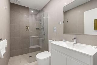 Modern Queen Studio - 6 Min Walk to Beach - 9