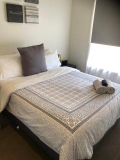 Stylish 3BR Central Serviced Apartment - Shepparton - 2