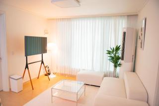 New open sale Haebangchon stay Itaewon Myeongdong Hongdae Insadong Gyeongbokgung palace - Seul - 8