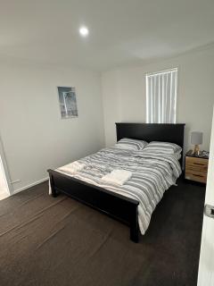 Spacious Home Near Airport - Auckland - 5