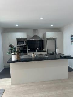 Spacious Home Near Airport - Auckland - 3
