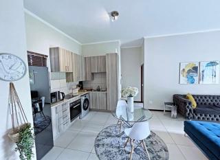 Luxury Golf Estate Living 2 Bed 2 Bath with Stunning Views - Honeydew - 4