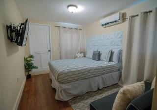 Hotel room, in the heart of West End, Hotel Beach Front - West End - 1