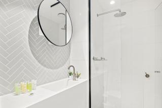 Lavish 2-Bedroom City Apartment with Pool, Sauna, Gym - Melbourne - 8