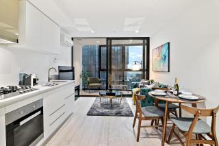 Lavish 2-Bedroom City Apartment with Pool, Sauna, Gym - Melbourne - 3