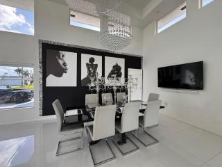The Monochrome Villa - 6