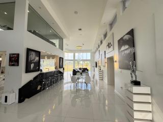 The Monochrome Villa - 9